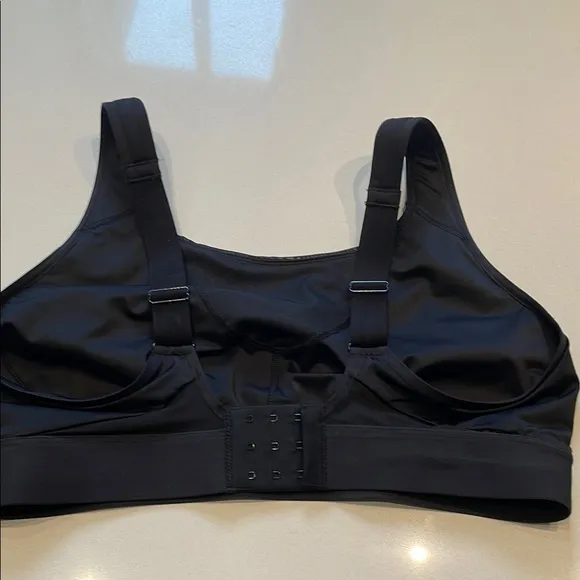 🆕 Athleta Invincible Open Back Clasp Sports Bra Black Size 38DD, Compression