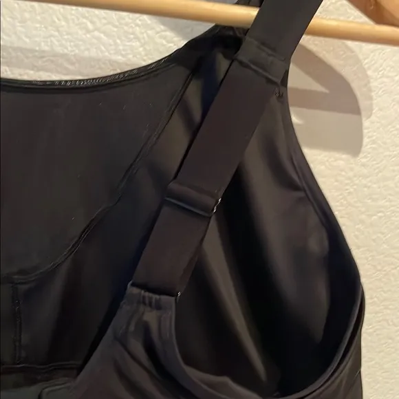 🆕 Athleta Invincible Open Back Clasp Sports Bra Black Size 38DD, Compression