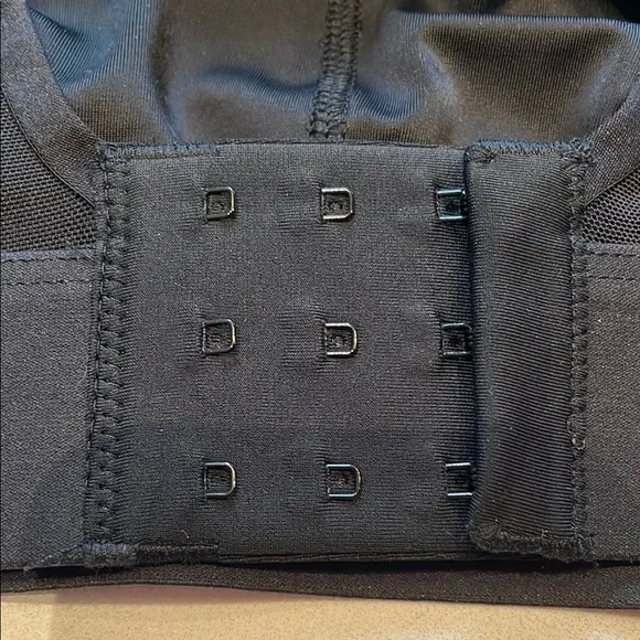 🆕 Athleta Invincible Open Back Clasp Sports Bra Black Size 38DD, Compression