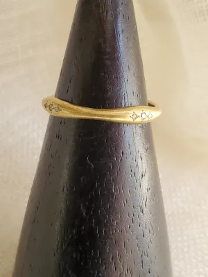 Adel Chefridi wavy diamond band in 18K gold