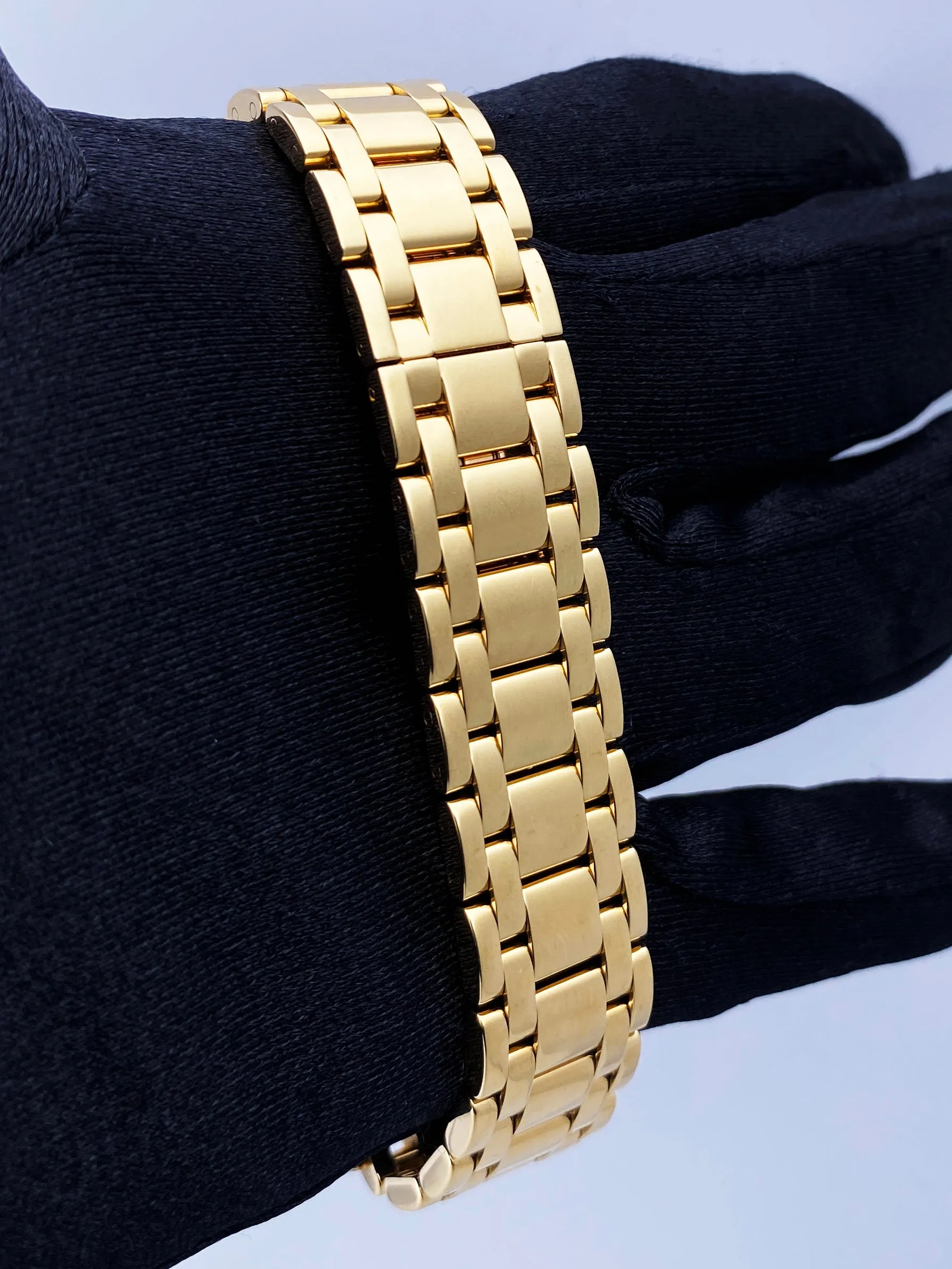 Cartier Tank Americaine 1721 Midsize 18K Yellow Gold Watch