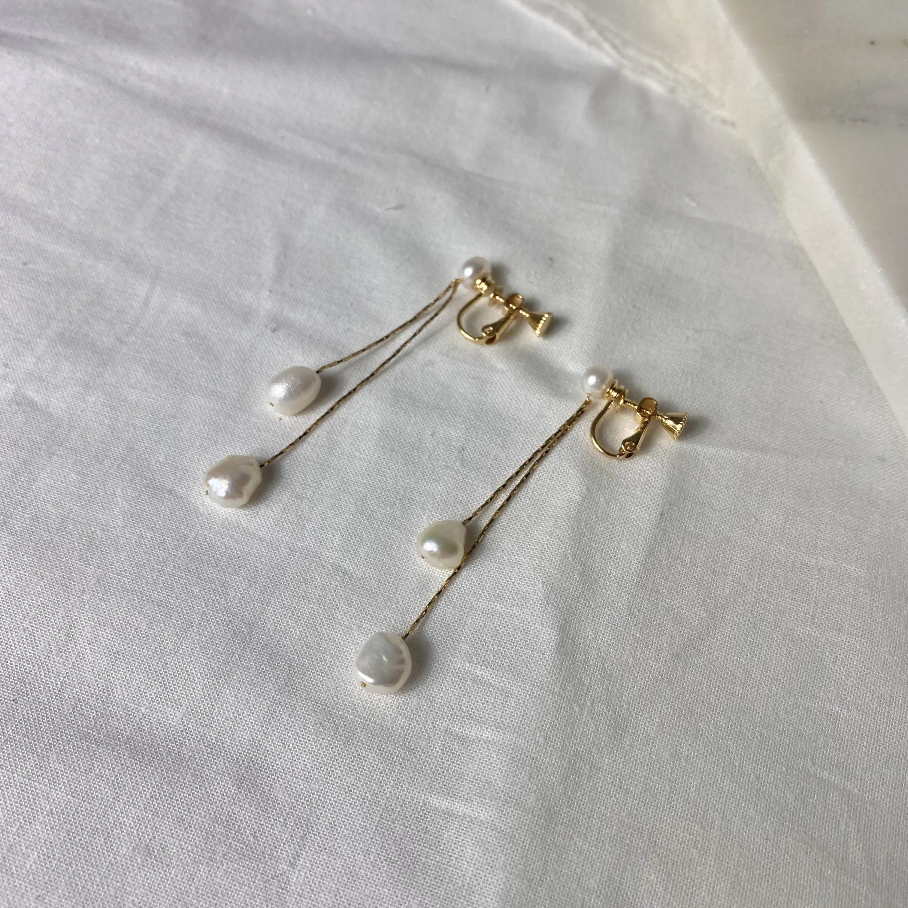 [Clip on] Yellow Gold White Pearl Clip On Earrings