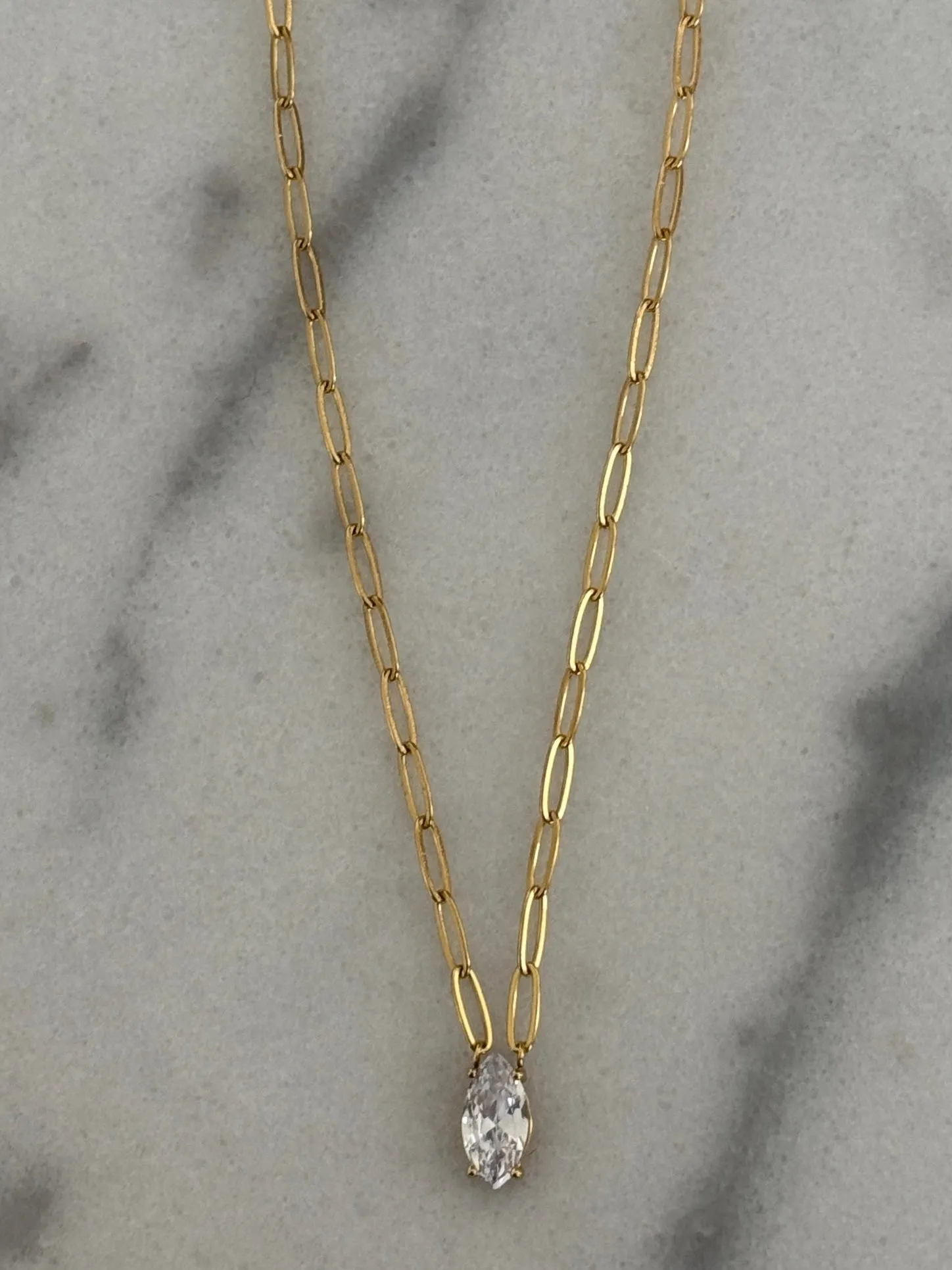 GOLD   DIAMOND PENDANT NECKLACE