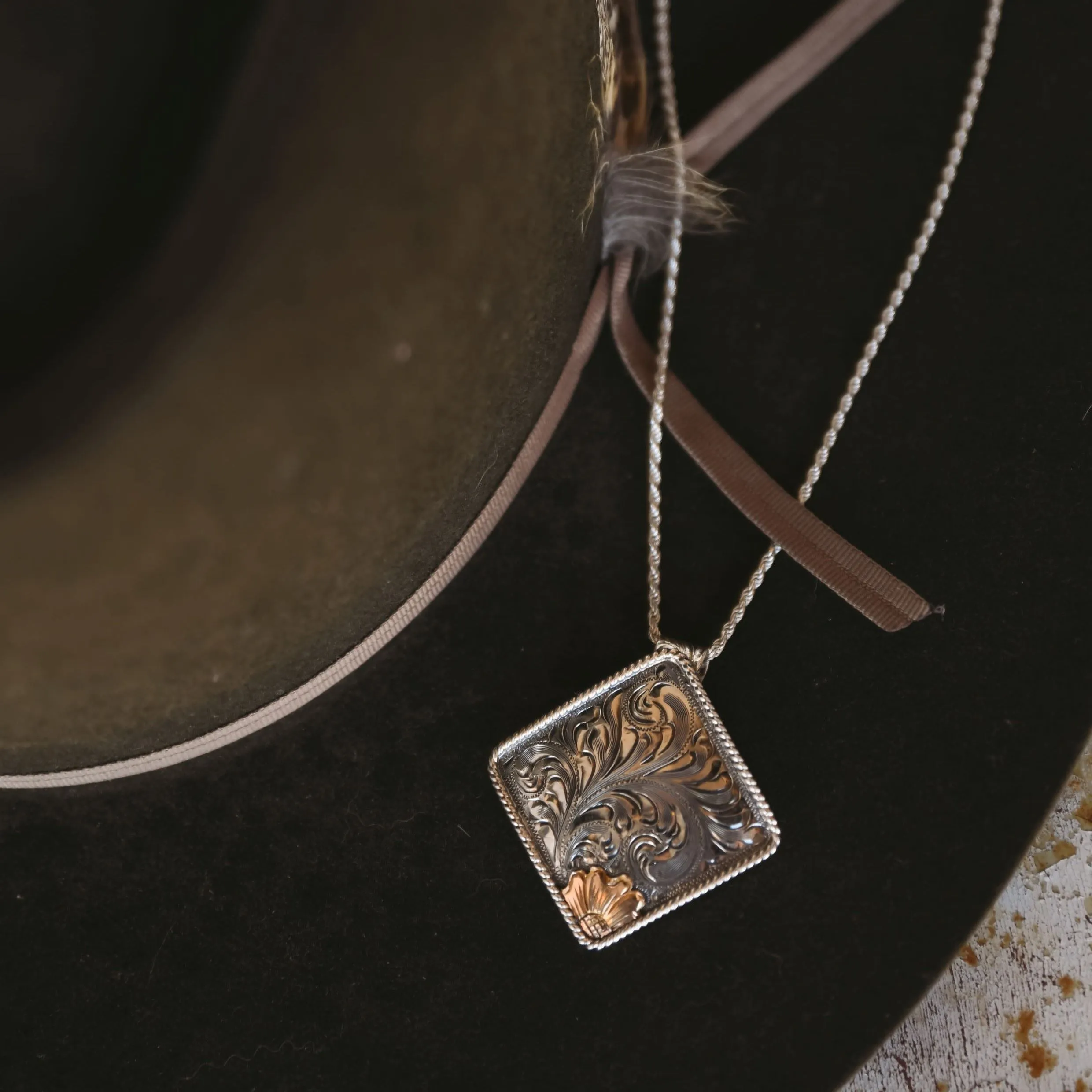 The Iris Western Pendant