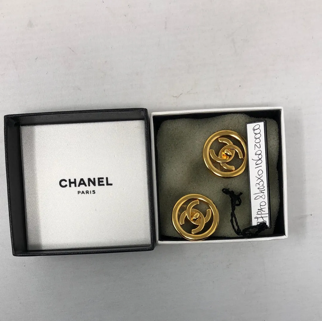 Vintage: Gold Small Classic Turnlock Clip On Earrings
