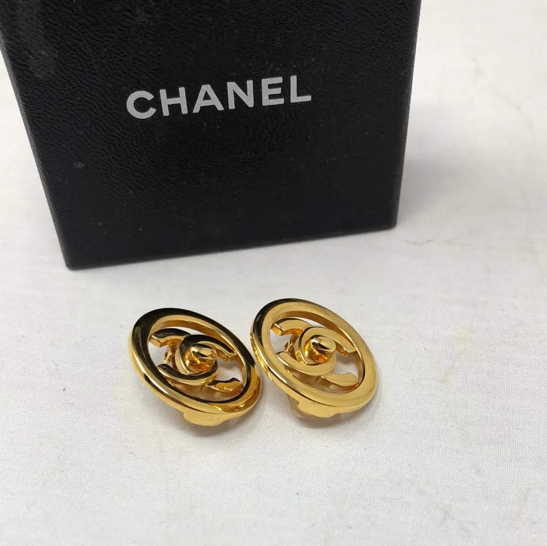 Vintage: Gold Small Classic Turnlock Clip On Earrings