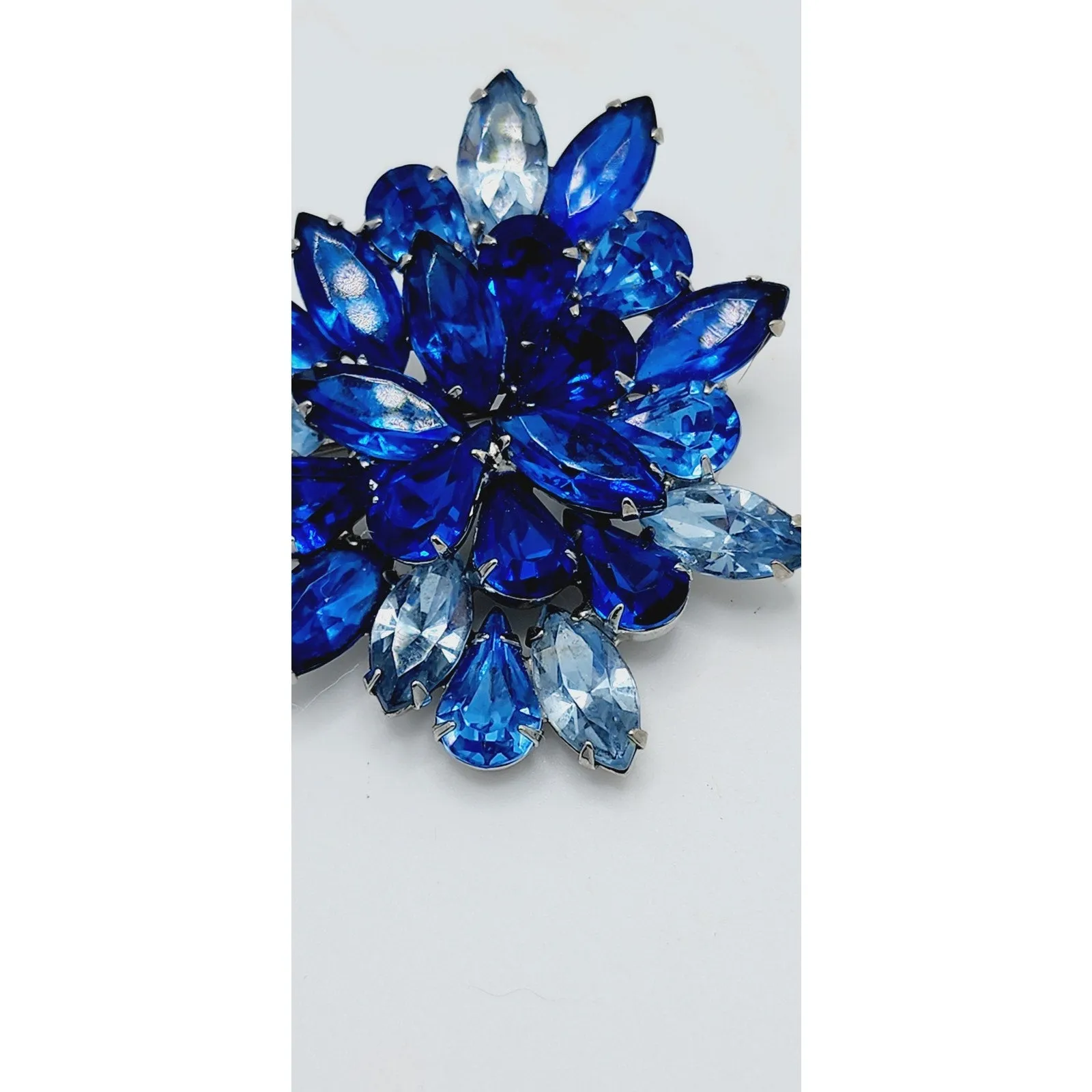 Vintage Weiss Blue Rhinestone Brooch   Clip Earrings Set Demi Parure
