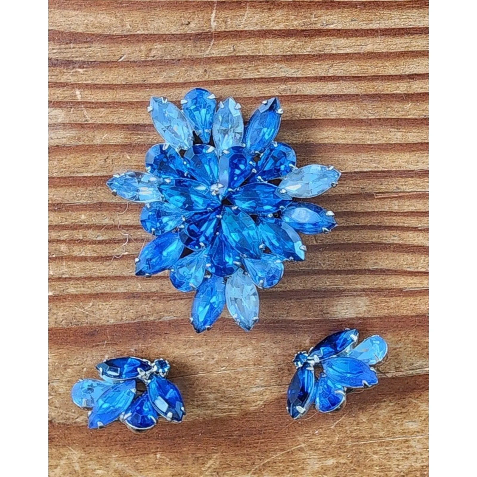 Vintage Weiss Blue Rhinestone Brooch   Clip Earrings Set Demi Parure