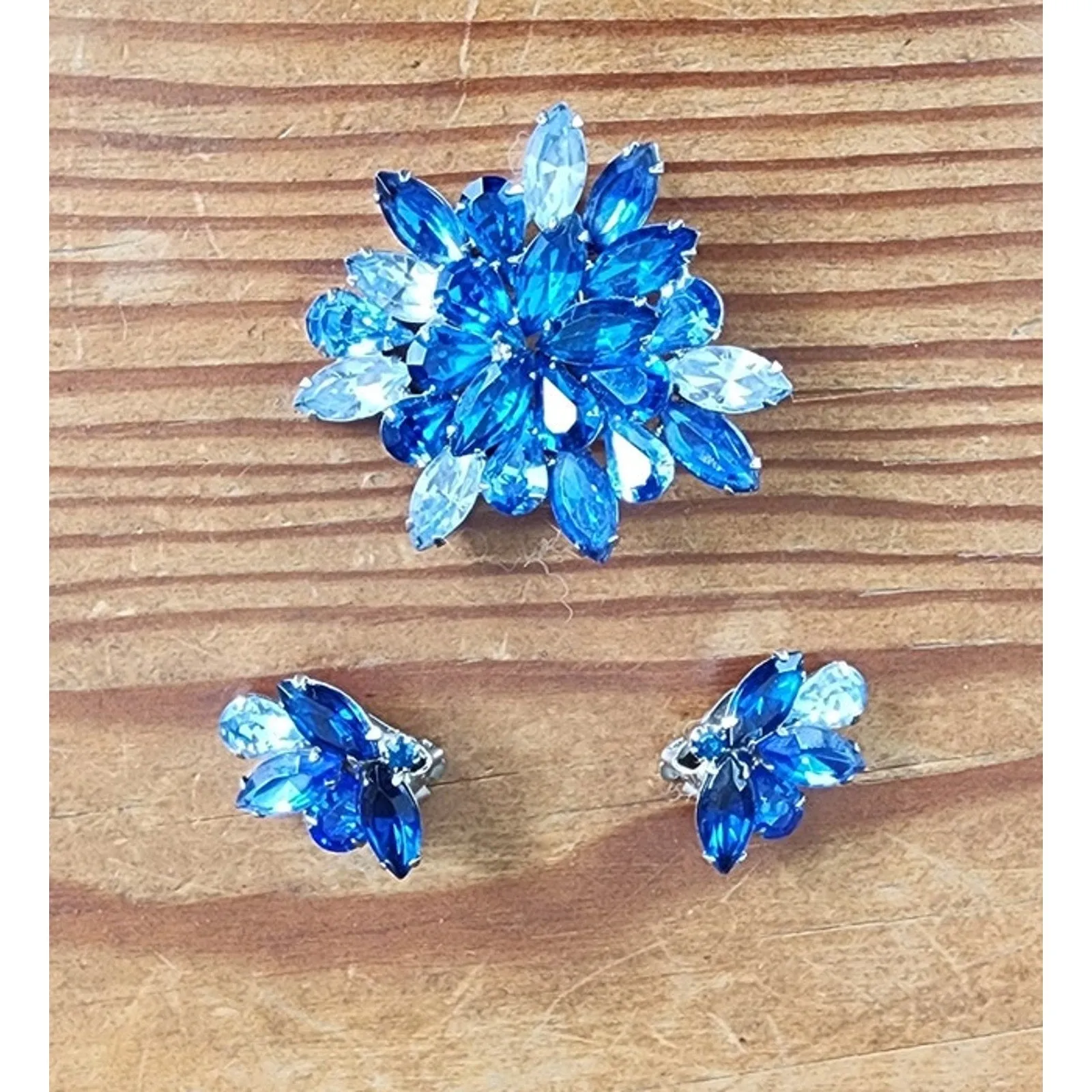 Vintage Weiss Blue Rhinestone Brooch   Clip Earrings Set Demi Parure