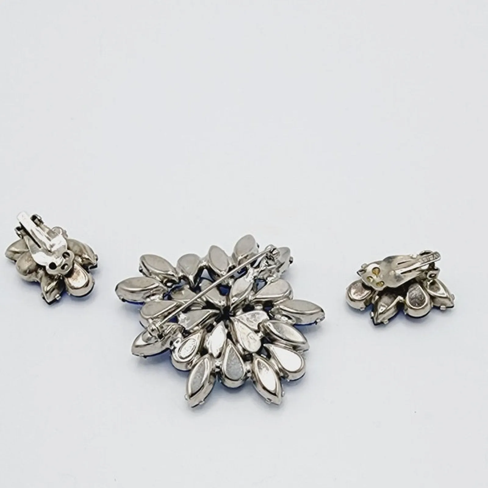 Vintage Weiss Blue Rhinestone Brooch   Clip Earrings Set Demi Parure