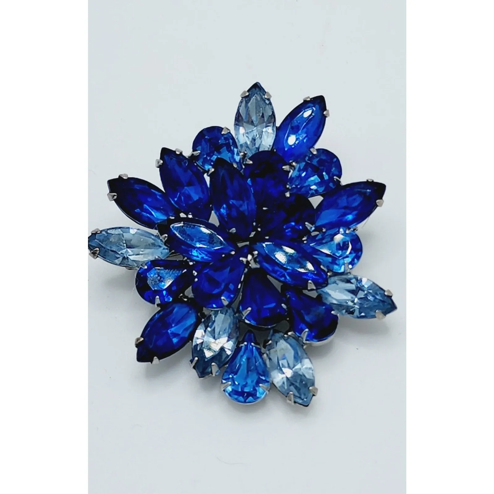 Vintage Weiss Blue Rhinestone Brooch   Clip Earrings Set Demi Parure